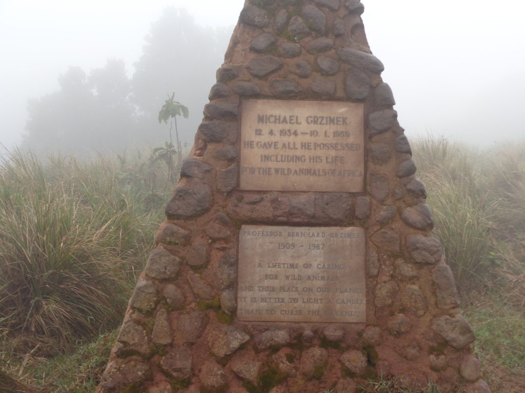Gedenkstein an Bernhard und Michael Grzimek am Ngorongoro-Krater in Tansania